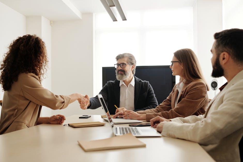 Een groep professionals die samenwerkt aan een recruitmentstrategie om de kosten van werving en selectie te optimaliseren.