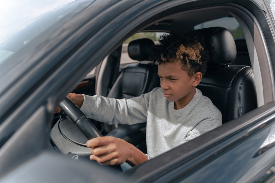 Een leerling achter het stuur tijdens een rijles in Sint-Oedenrode, met een instructeur die advies geeft.