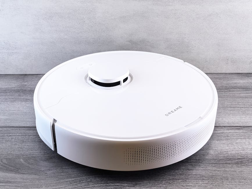 Een moderne robotstofzuiger die autonoom een woonkamer stofzuigt, omringd door meubels en een schone vloer.