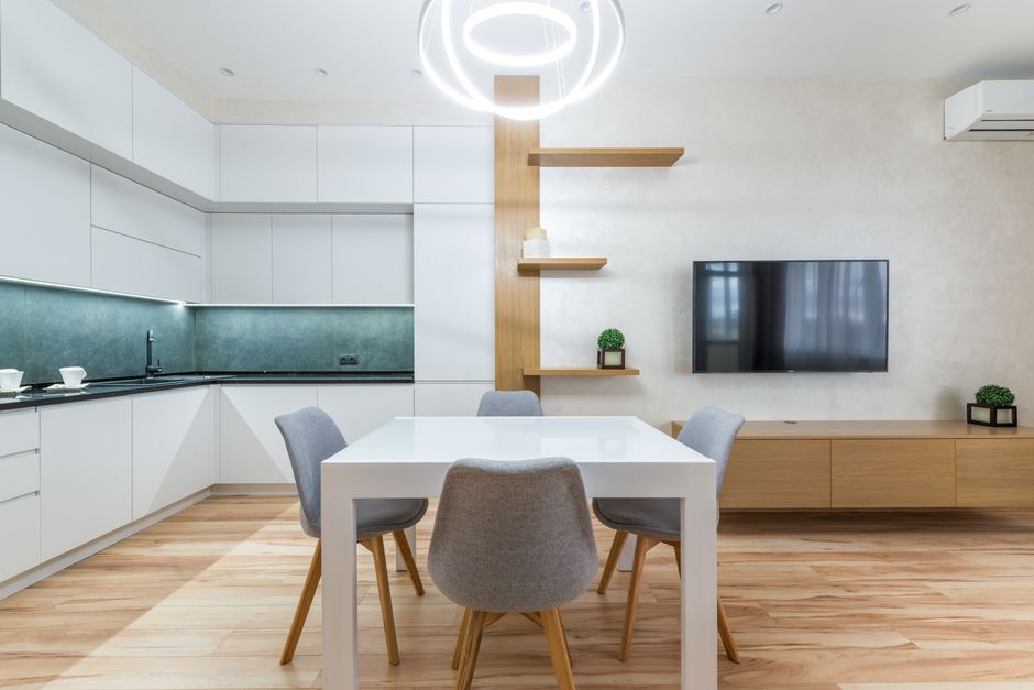 Smal TV-meubel van 35 cm diep in een stijlvolle woonkamer, ideaal voor kleine ruimtes met een moderne uitstraling.