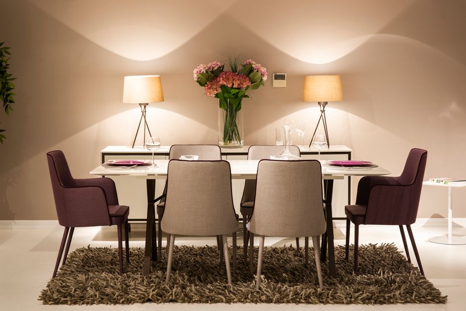 Stijlvolle hanglamp boven een eettafel met een warme sfeer en modern design, perfect voor elke eetruimte.
