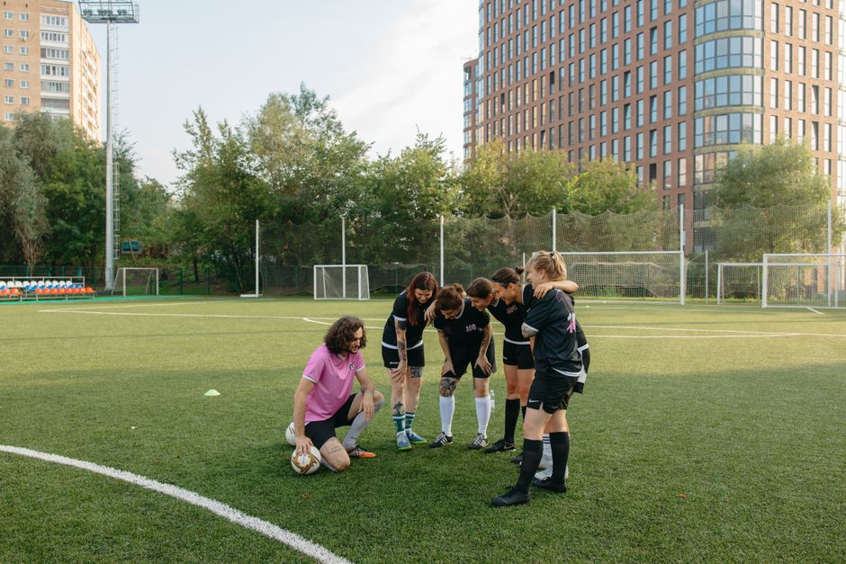 Een verzuimcoach bespreekt strategieën met een werkgever over verzuimbegeleiding en HR-processen in een moderne kantooromgeving.