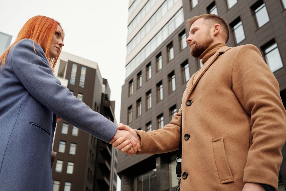 Twee ondernemers bespreken plannen voor hun vennootschap onder firma in een moderne kantooromgeving.